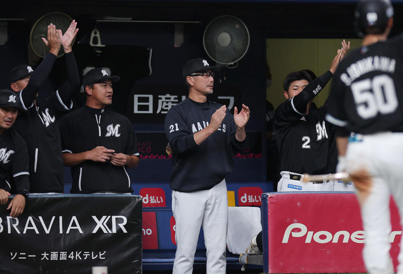 オリックス対ロッテ　7回表ロッテ2死二塁、藤岡の適時二塁打で勝ち越し、ベンチで拍手する吉井監督（中央）（撮影・前田充）