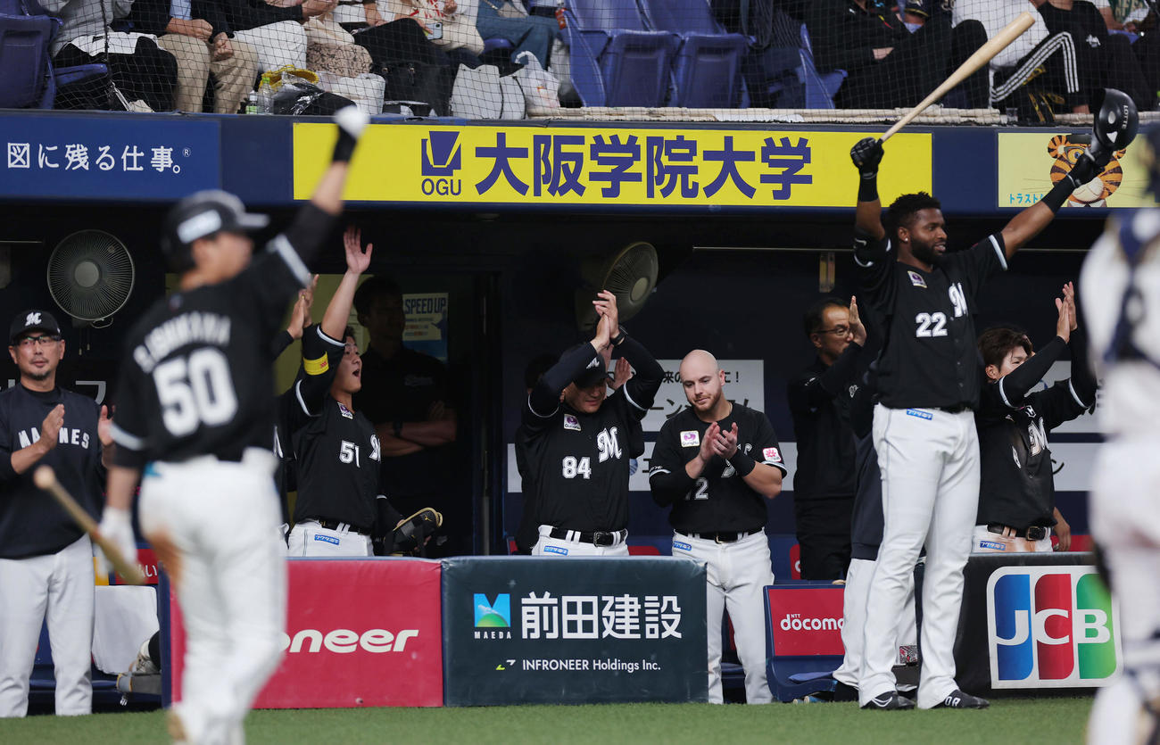オリックス対ロッテ　7回表ロッテ2死二塁、藤岡の適時二塁打で勝ち越し、ベンチで喜ぶロッテナイン（撮影・前田充）