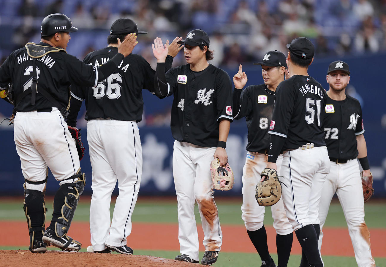 オリックス対ロッテ　オリックスに勝利し、タッチを交わす藤岡（中央）らロッテの選手たち（撮影・前田充）
