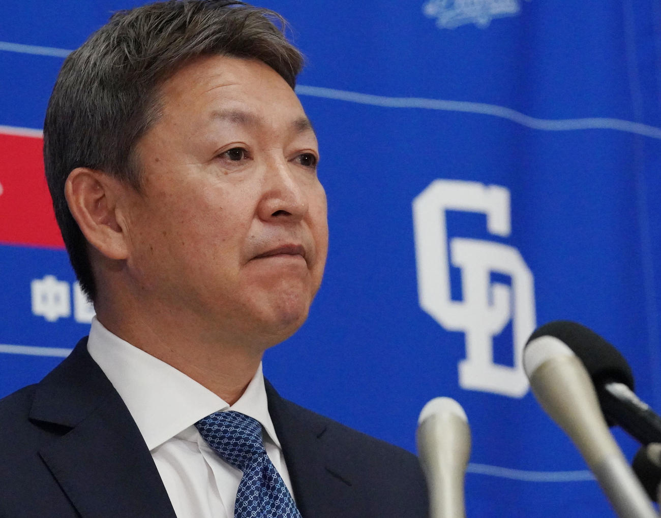 大島オーナーへの今シーズン終了報告後、取材に応じる立浪監督（撮影・森本幸一）