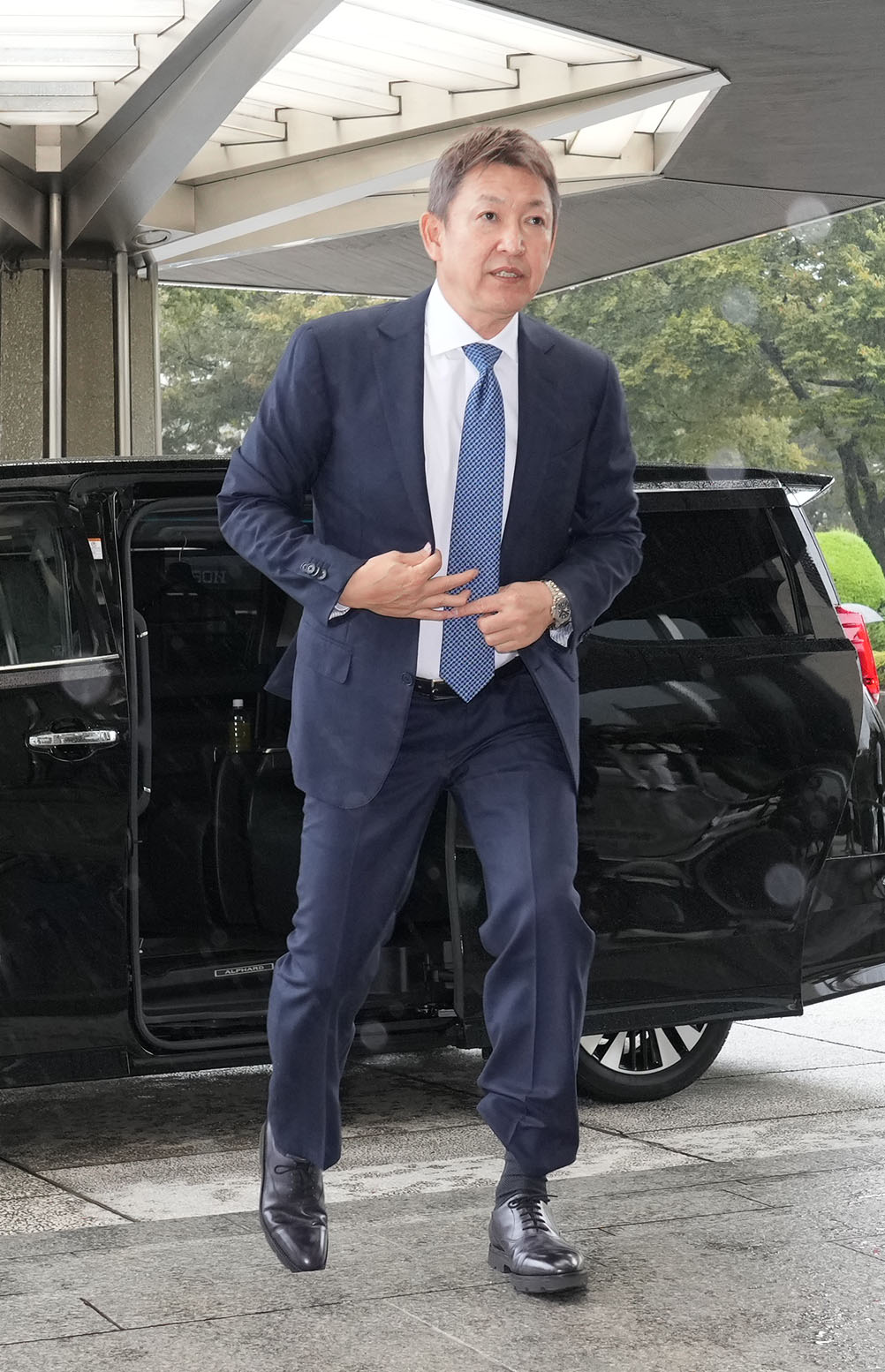 今シーズンの終了報告に訪れた立浪監督（撮影・森本幸一）