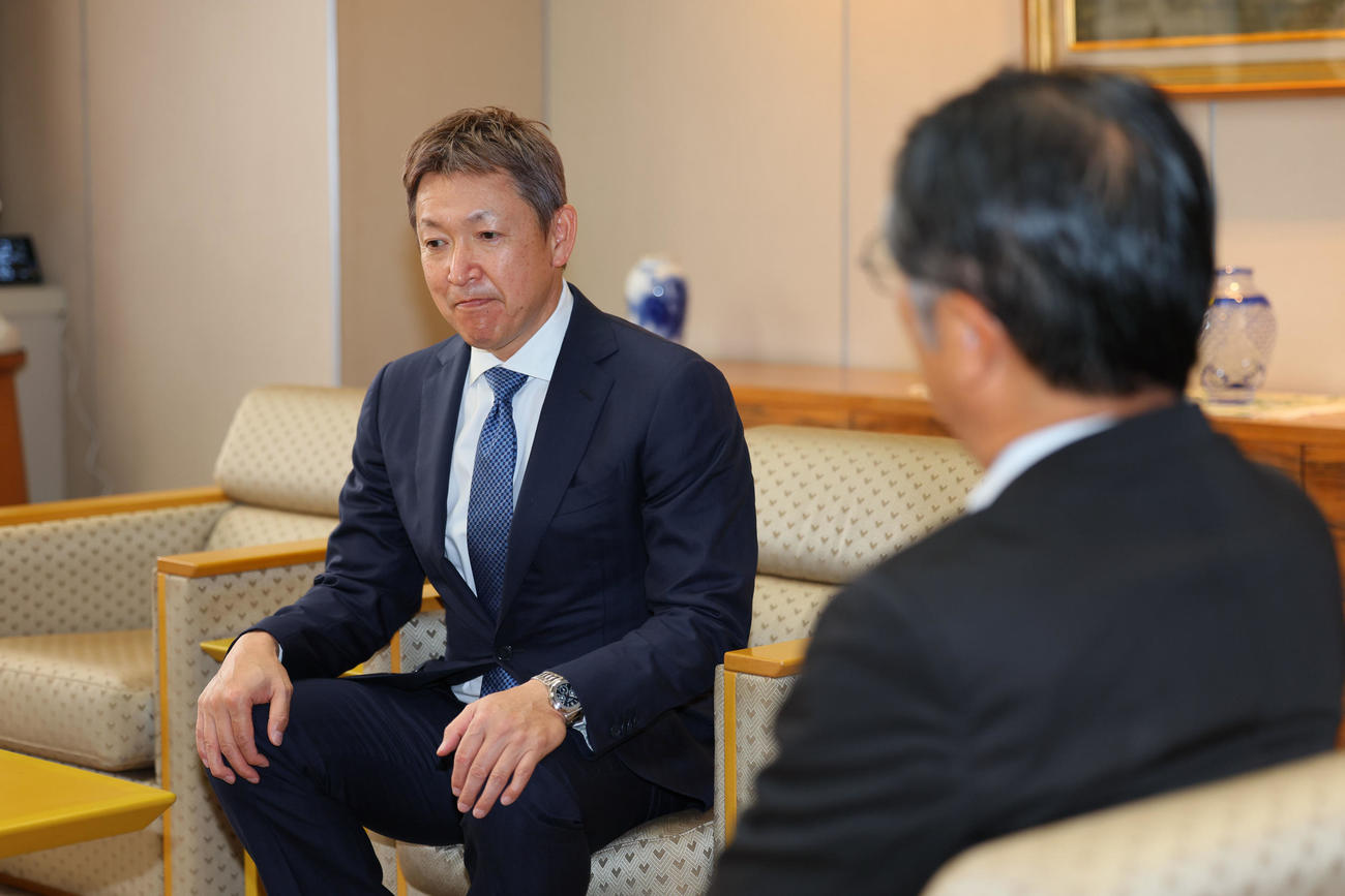 今シーズン終了を大島オーナーに報告する立浪監督（左）（撮影クレジット無し・現場代表）