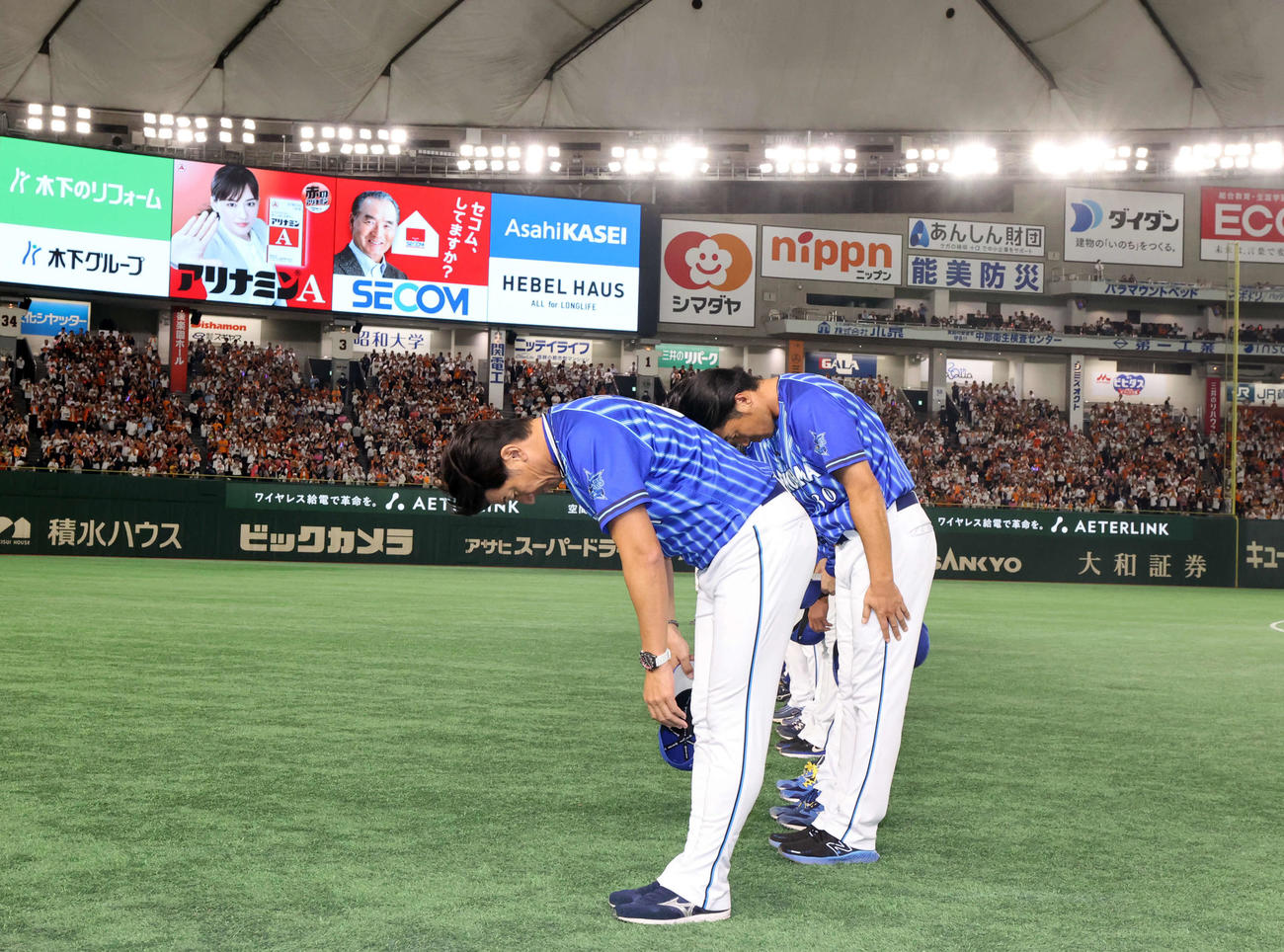 巨人対DeNA　最終戦を勝利で飾れず、スタンドに深々と一礼するDeNA三浦監督ら（撮影・浅見桂子）