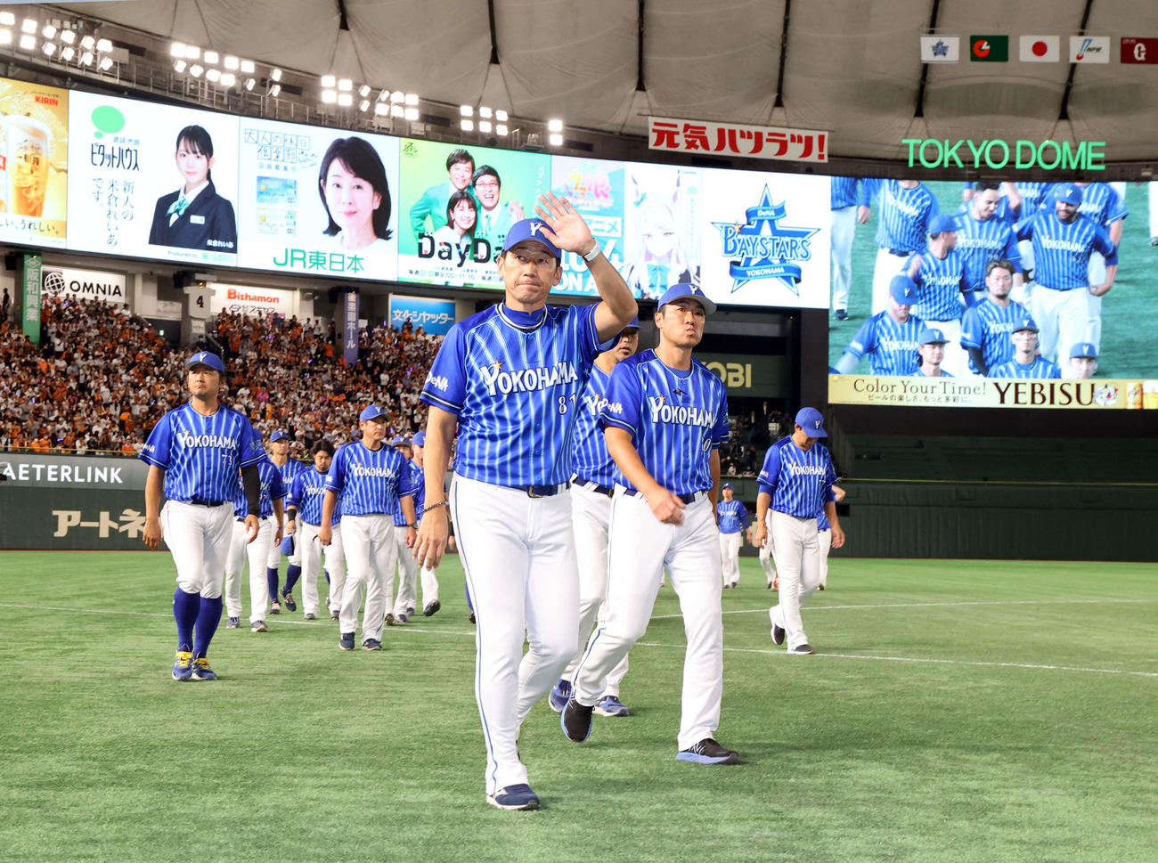 巨人対DeNA　最終戦を勝利で飾れずに3位で全日程を終え、スタンドに手を振り引き揚げるDeNA三浦監督ら（撮影・浅見桂子）