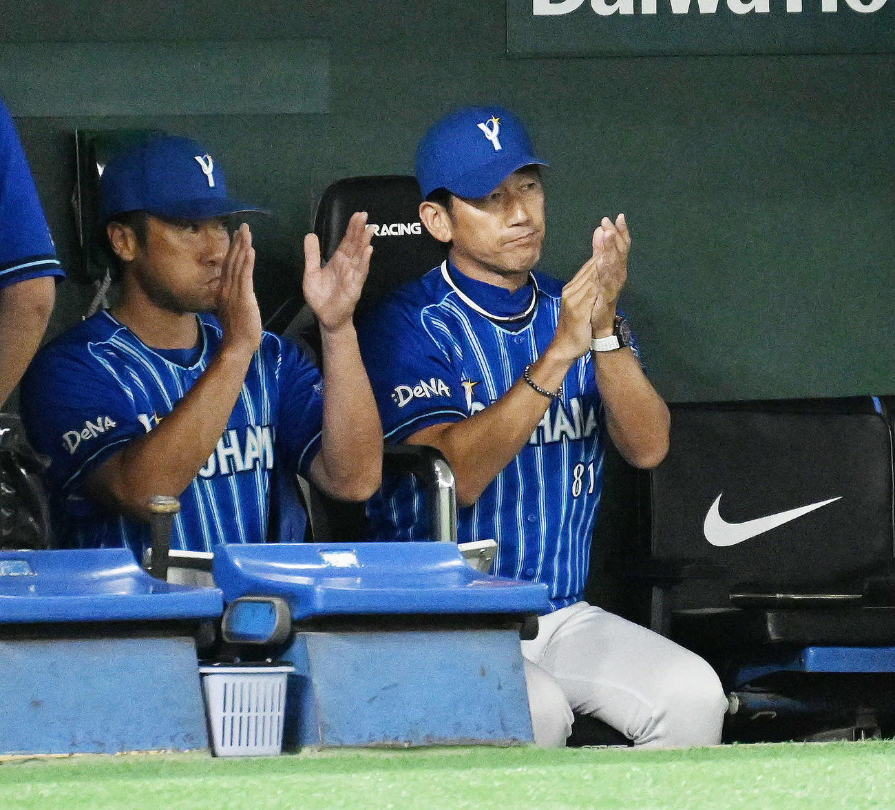 巨人対DeNA 5回裏巨人1死一、二塁、浅野の二塁アウトの判定を巡り、巨人がリクエストするもアウトとなり拍手する三浦監督（右）（撮影・滝沢徹郎）
