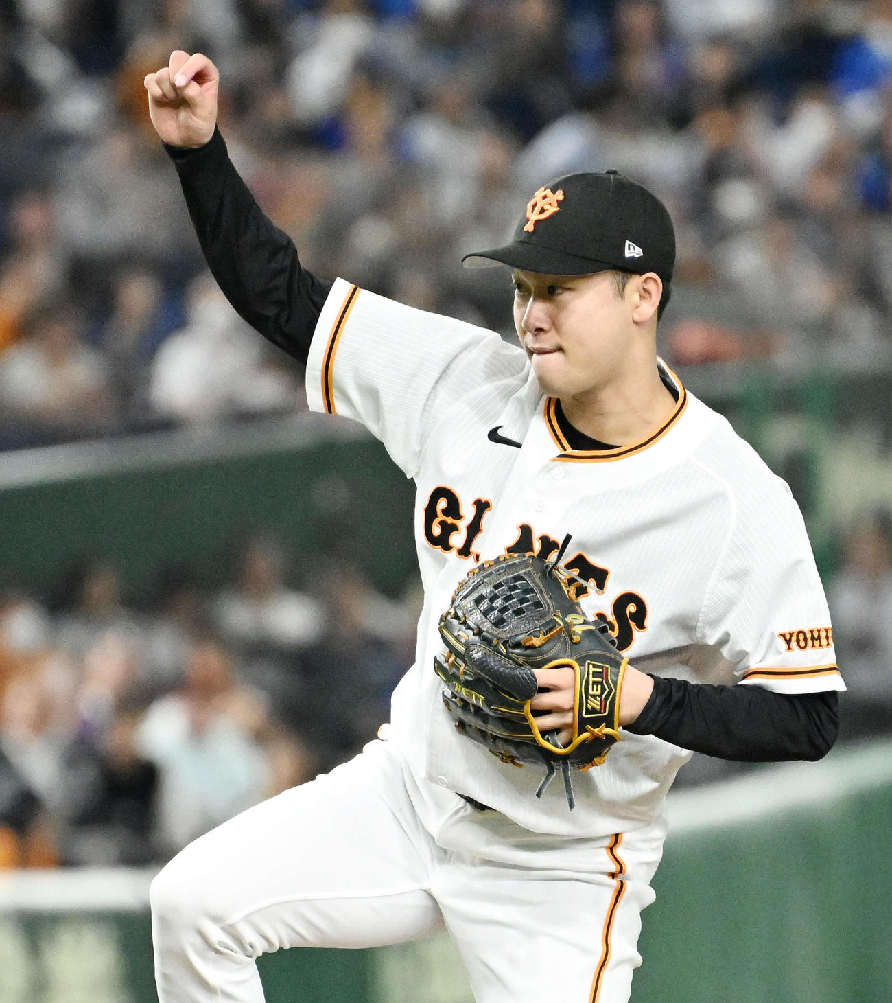 巨人対DeNA　引き締まった表情で投球する巨人先発の山崎伊（撮影・滝沢徹郎）