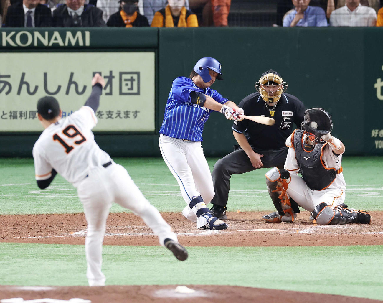 巨人対DeNA 9回表DeNA2死一、二塁、空振り三振に倒れる代打藤田。投手山崎伊（撮影・宮地輝）