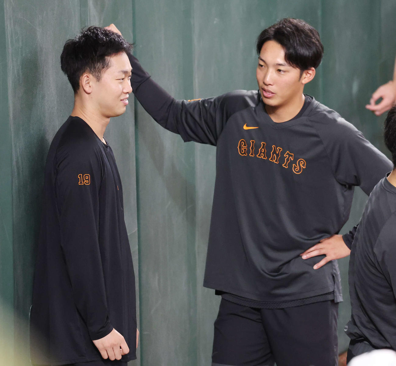 巨人対DeNA　試合前、巨人赤星（右）と話す山崎伊（撮影・宮地輝）