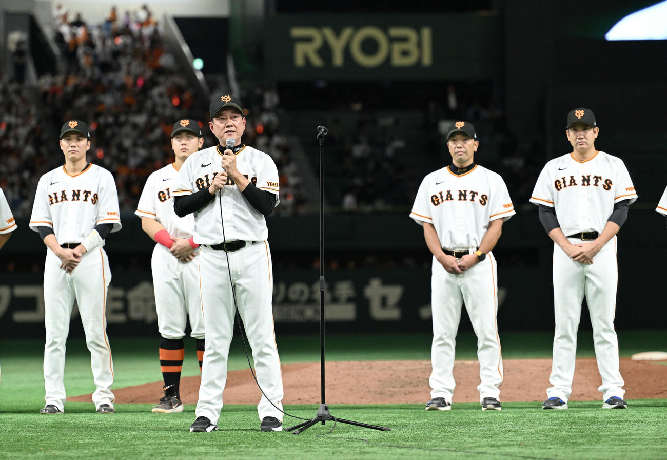 巨人対DeNA　最終戦セレモニーで退任する巨人原監督（手前）はファンにあいさつする。後方左から坂本、岡本和、阿部ヘッド兼バッテリーコーチ、菅野（撮影・滝沢徹郎）