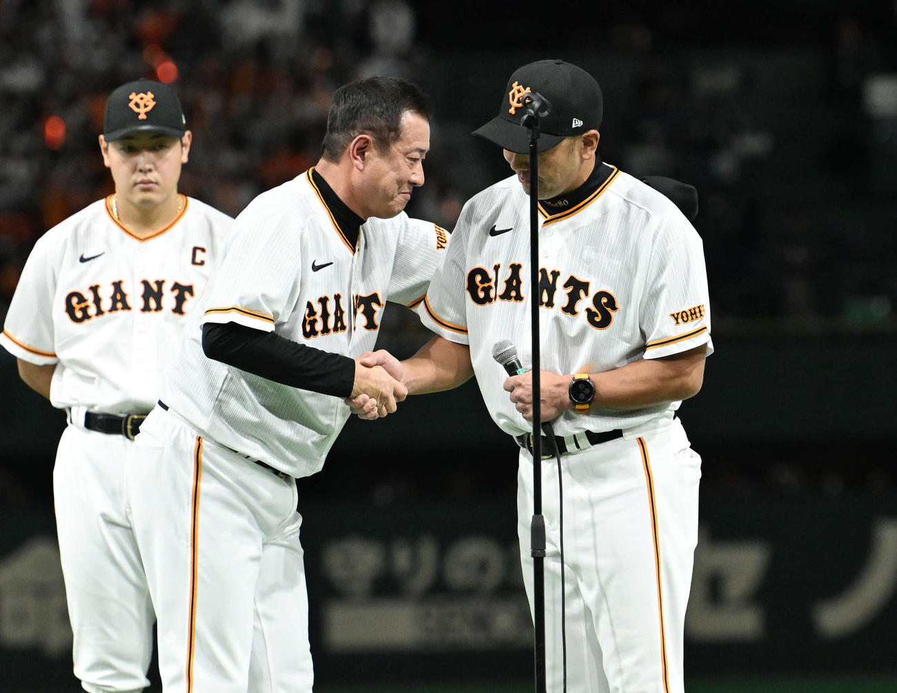 最終戦セレモニーで退任する巨人原監督（中央）はあいさつを終え、新監督となる阿部ヘッド兼バッテリーコーチと握手を交わす。左は岡本和（撮影・滝沢徹郎）