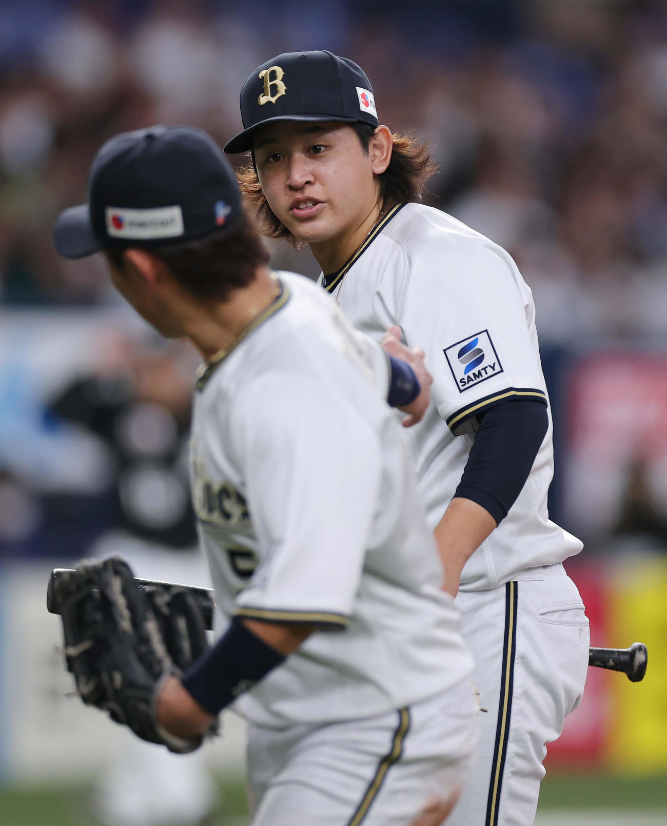 オリックス対ロッテ　4回表を投げ終え、適時失策した西野（手前）に声を掛けられる宮城（撮影・前田充）