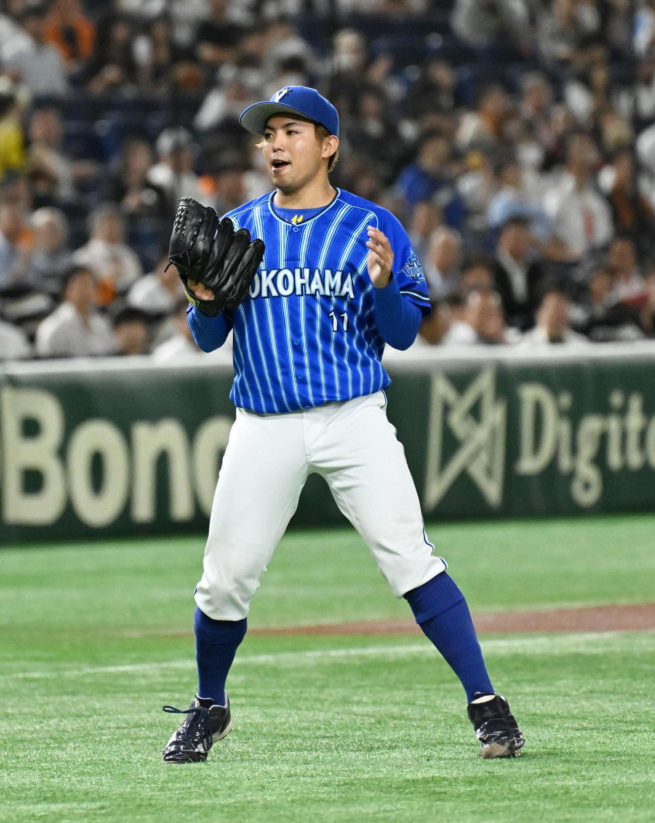 巨人対DeNA 1回裏巨人2死一塁、岡本和を三ゴロに打ち取りさけぶ東（撮影・滝沢徹郎）