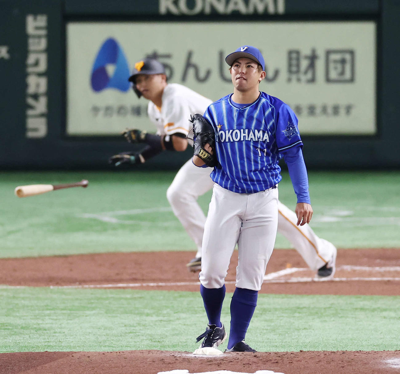 巨人対DeNA 2回裏巨人2死三塁、吉川（後方）に先制右適時打を浴びる東（撮影・宮地輝）