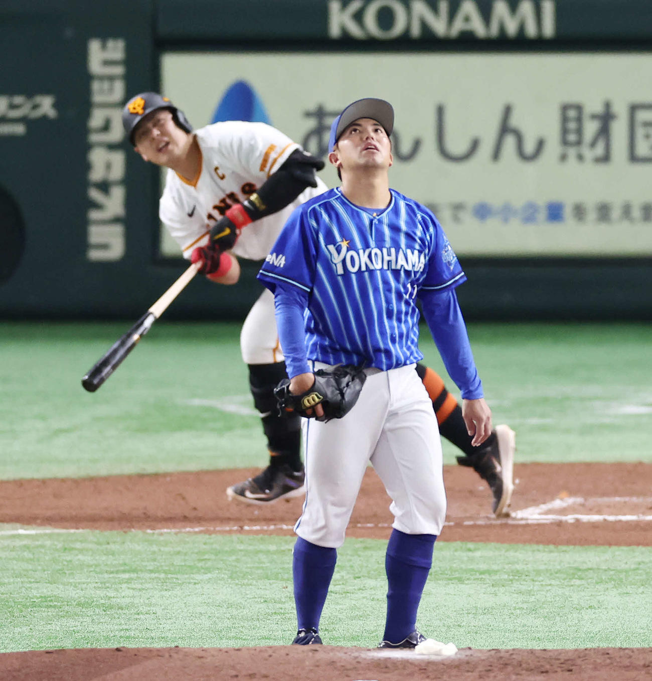 巨人対DeNA 6回裏巨人無死、岡本和（後方）を中飛にする東（撮影・宮地輝）