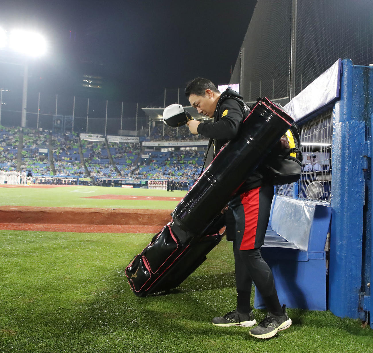 ヤクルト対阪神　試合を終えグラウンドに一礼して引き揚げる大山（撮影・加藤哉）