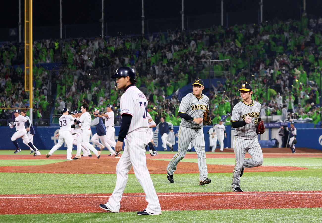 ヤクルト対阪神　9回裏ヤクルト1死一、三塁、山田のサヨナラ中犠飛で敗れベンチへ引き揚げる中野（右）と大山（撮影・加藤哉）