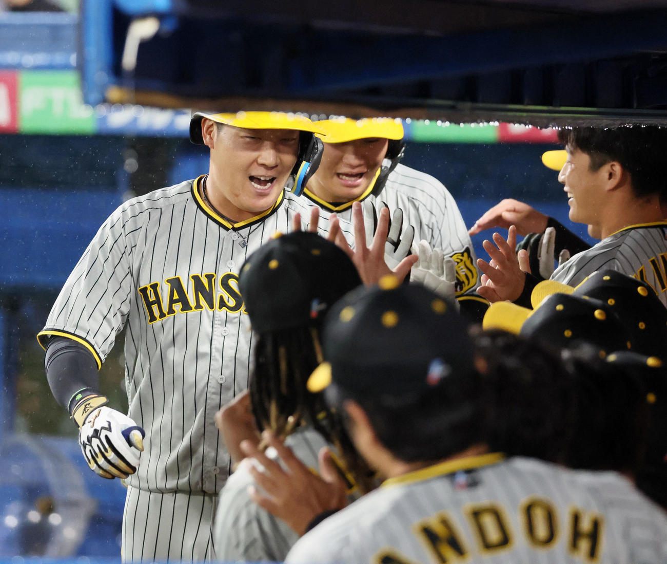 ヤクルト対阪神　1回表阪神2死一塁、大山は左越え2点本塁打を放ちベンチのナインとタッチする（撮影・加藤哉）