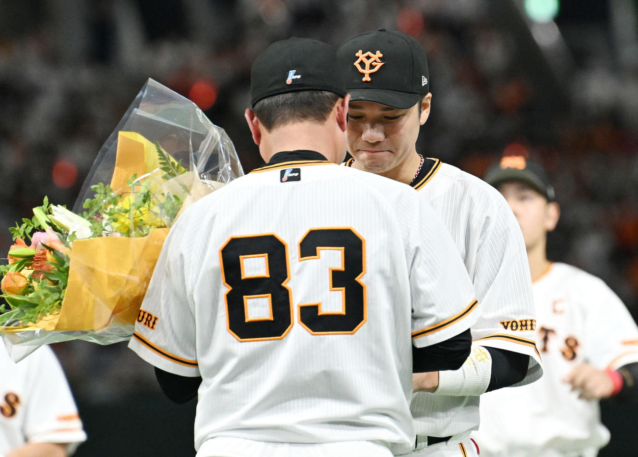 巨人対DeNA　最終戦セレモニーで退任する巨人原監督（手前）に花束を渡す坂本（撮影・滝沢徹郎）