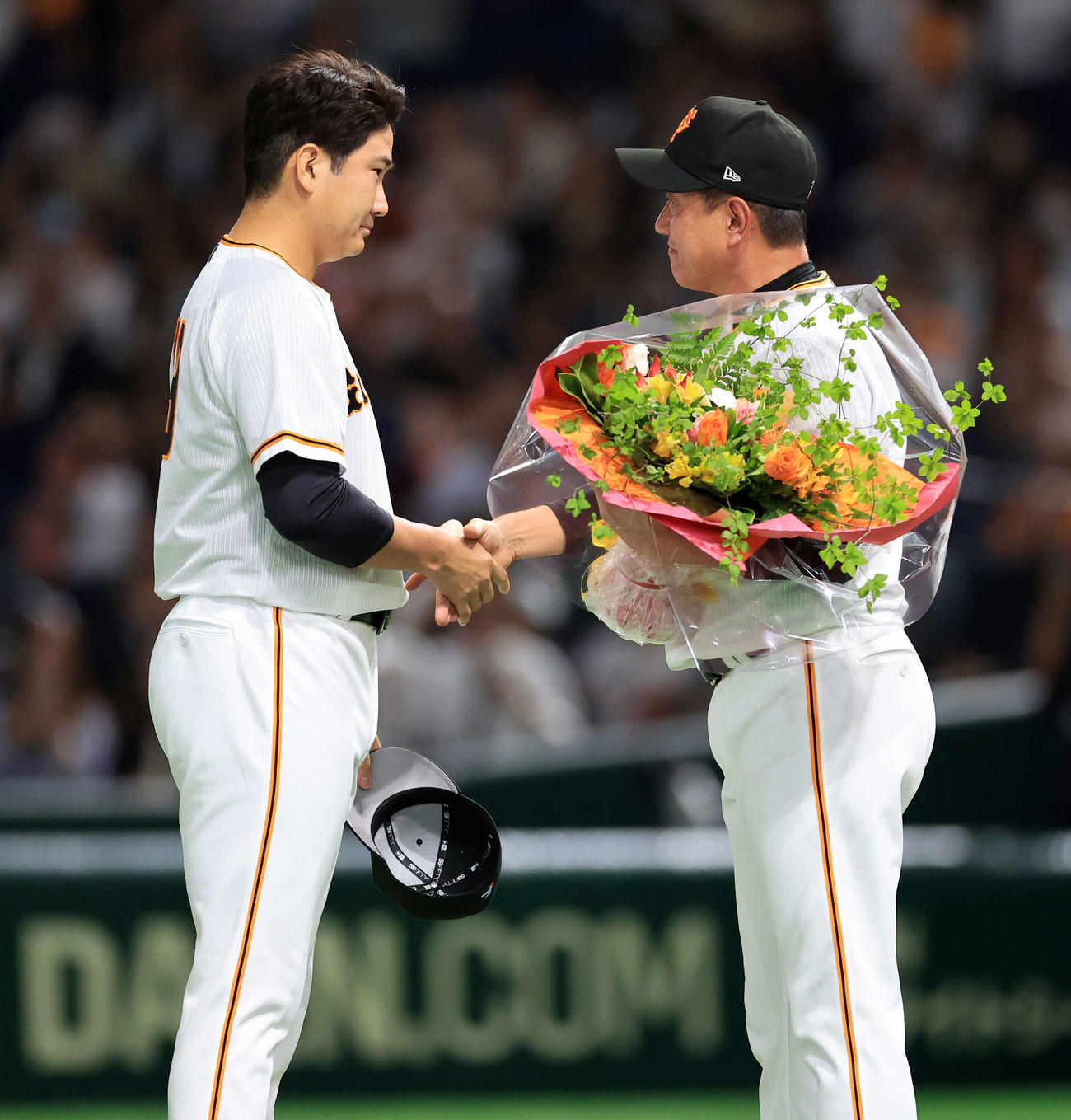 最終戦セレモニーで辞任を表明した巨人原監督（右）は菅野から花束を受け取る（撮影・浅見桂子）