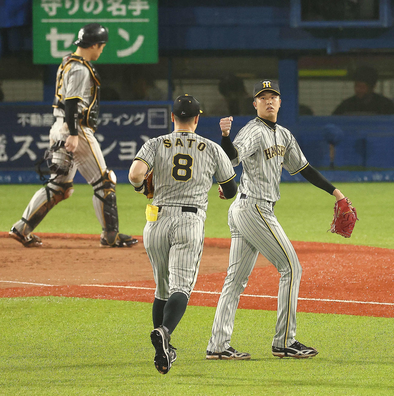 ヤクルト対阪神　8回裏ヤクルト2死一塁、中村の三飛を佐藤輝が捕球し、ガッツポーズする才木（撮影・河田真司）