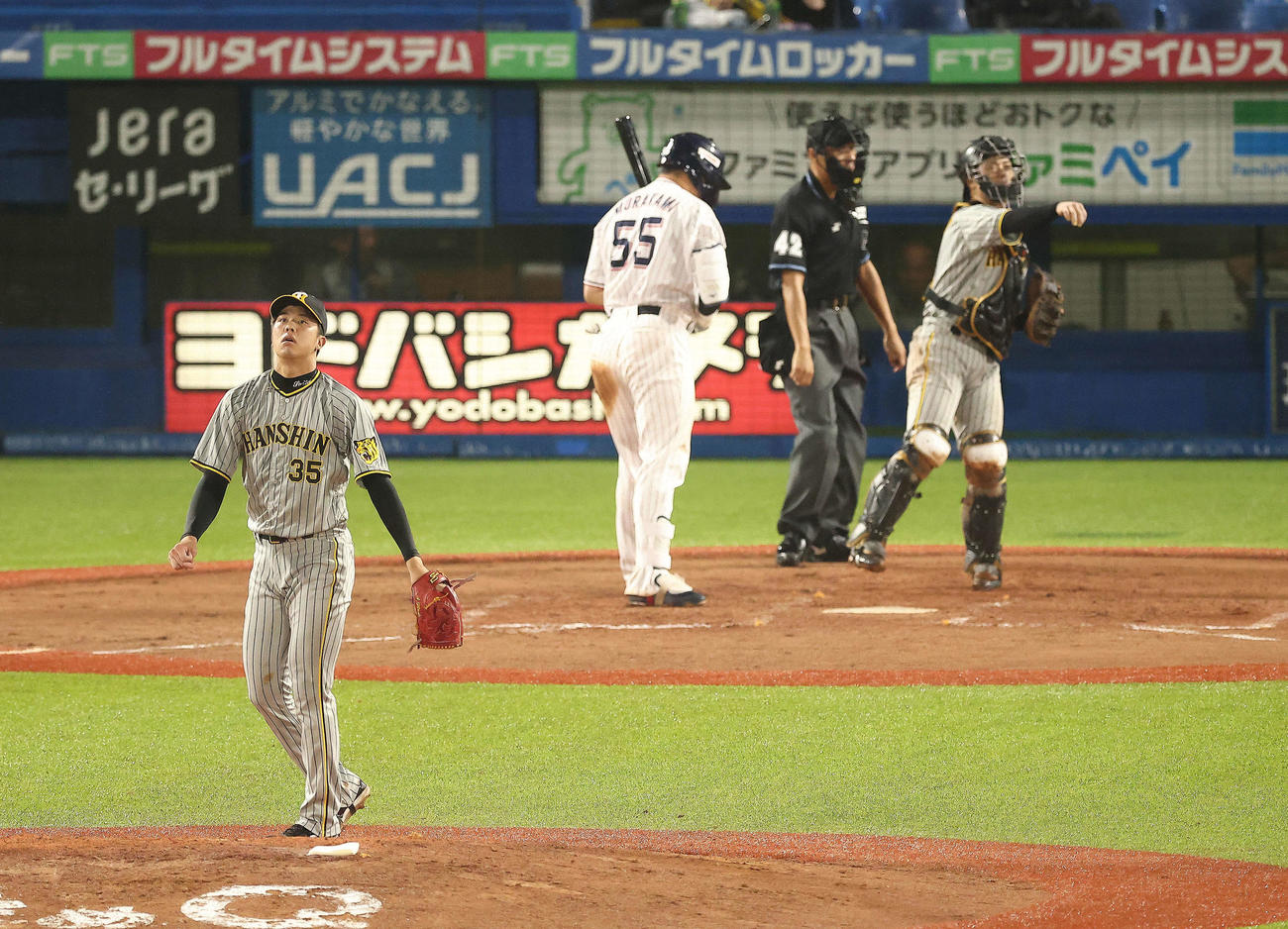 ヤクルト対阪神　8回裏ヤクルト無死、村上を見逃し三振に仕留める才木（撮影・河田真司）