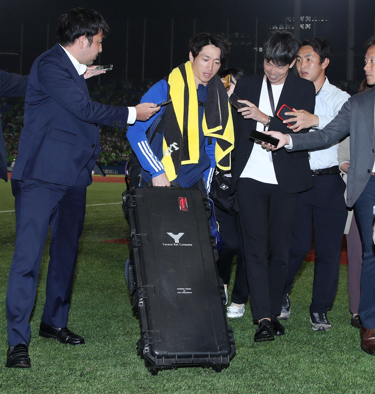 ヤクルト対阪神　試合を終え記者の質問に答えながら引き揚げる近本（撮影・加藤哉）