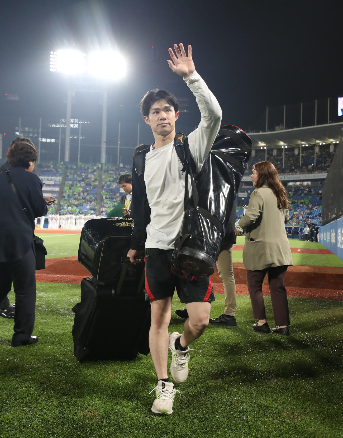 ヤクルト対阪神　試合を終えスタンドに手を振って引き揚げる中野（撮影・加藤哉）