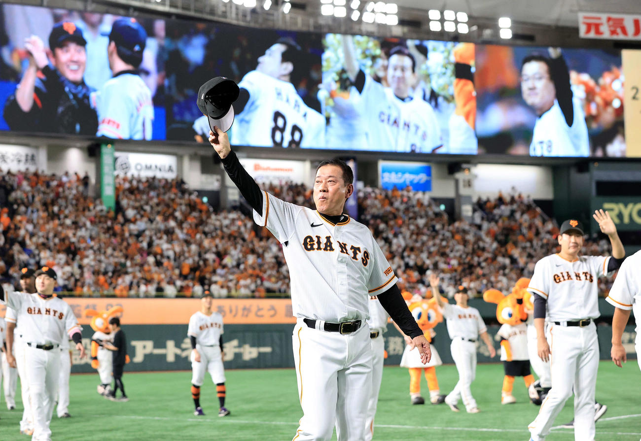 最終戦セレモニーで「ありがとう原辰徳監督」の文字の中、大声援のスタンドのファンに手を振り場内1周する巨人原監督（左）ら（撮影・浅見桂子）