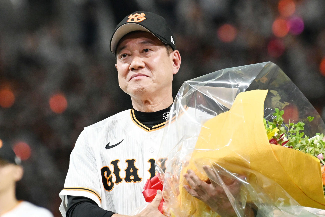 巨人対DeNA　最終戦セレモニーで退任する巨人原監督は感極まる（撮影・滝沢徹郎）