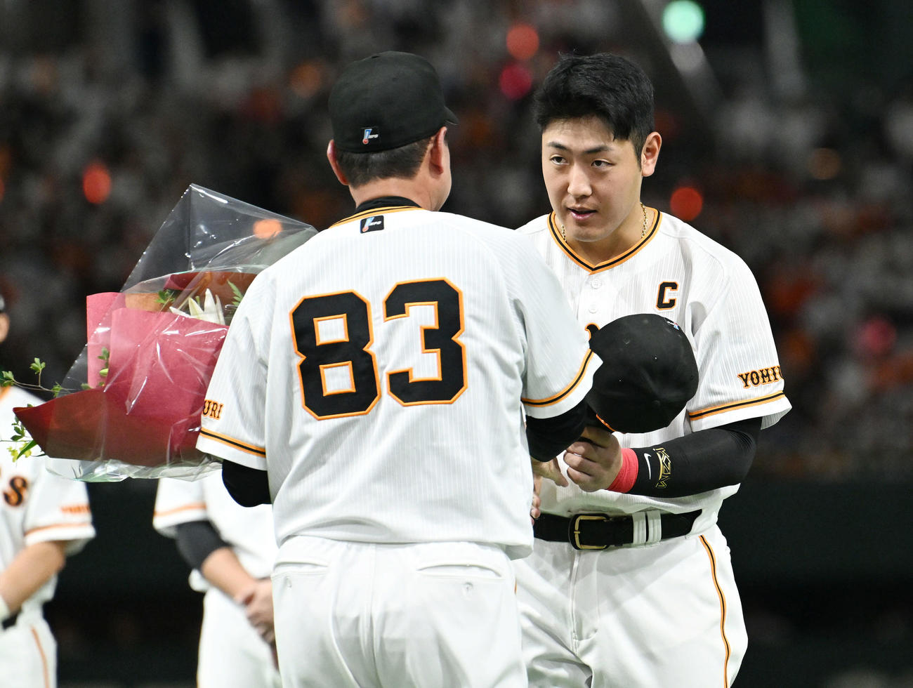 巨人対DeNA　最終戦セレモニーで退任する巨人原監督（手前）に花束を渡す岡本和（撮影・滝沢徹郎）