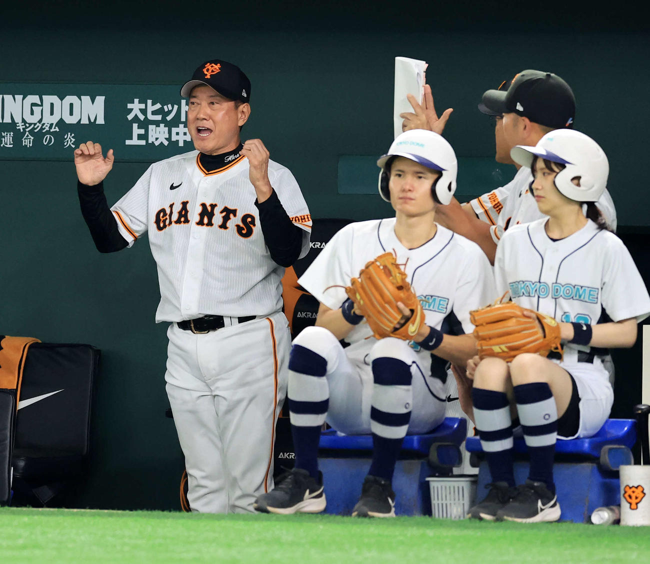 巨人対DeNA　最終戦を勝利で飾ち、ベンチでガッツポーズする巨人原監督（撮影・浅見桂子）