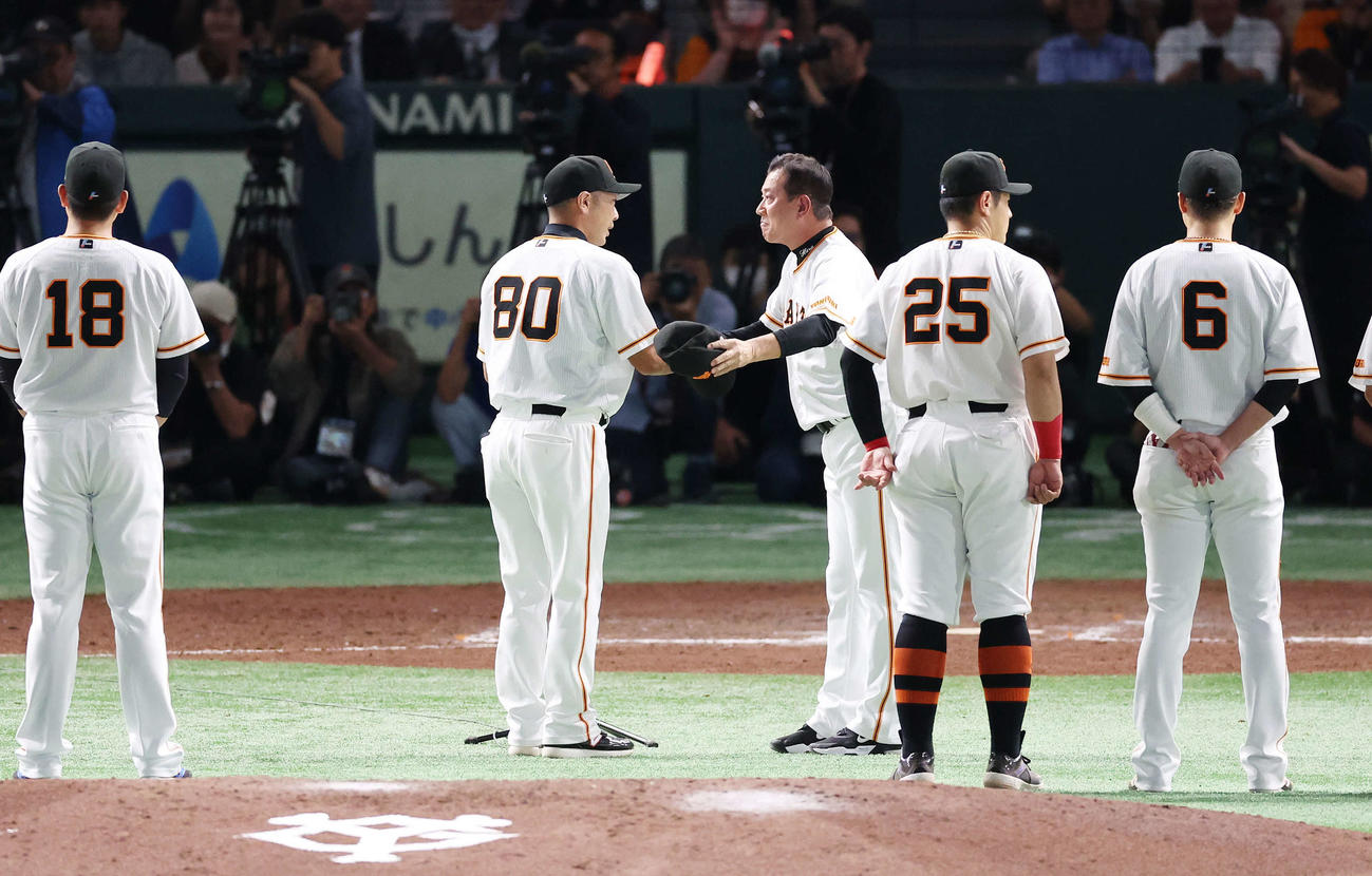 巨人対DeNA　最終戦セレモニーで巨人阿部ヘッド兼バッテリーコーチ（左）と握手する原監督（撮影・宮地輝）