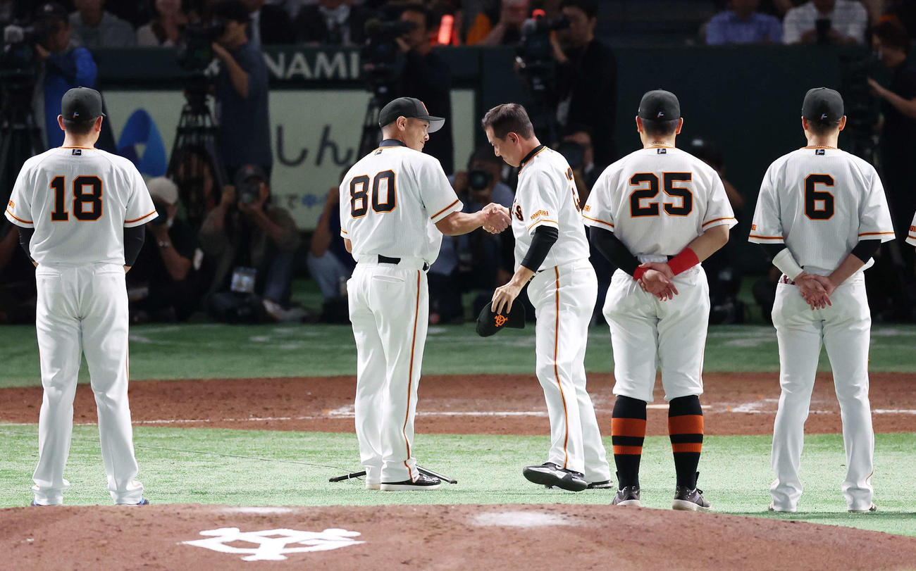 巨人対DeNA　最終戦セレモニーで巨人阿部ヘッド兼バッテリーコーチ（左）とがっちりと握手を交わす原監督（撮影・宮地輝）