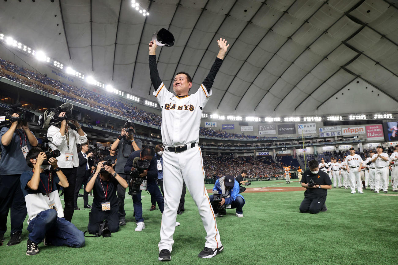 巨人対DeNA　最終戦セレモニーで辞任を表明した巨人原監督は、大声援の中、手を振り引き揚げる（撮影・浅見桂子）