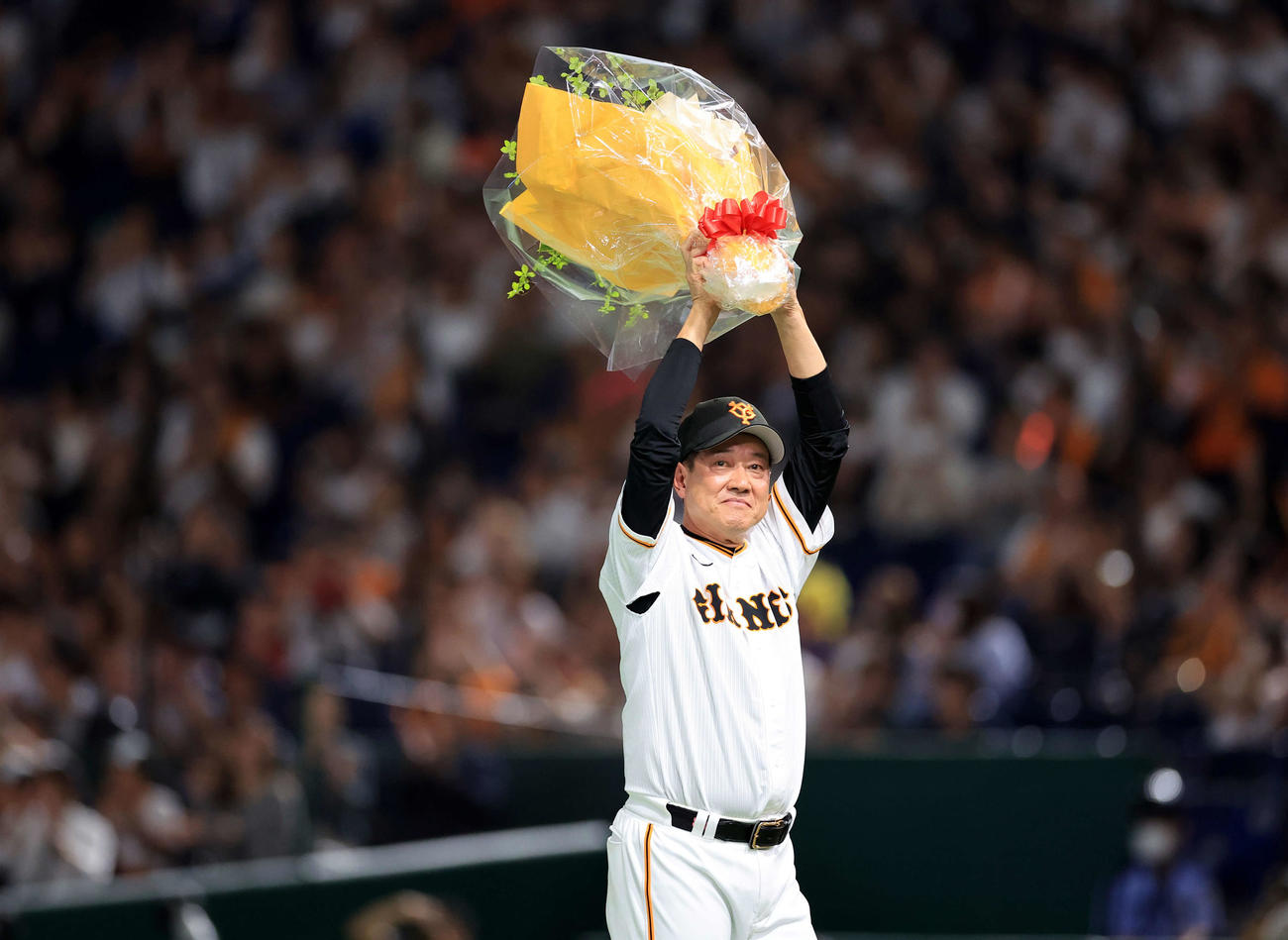 巨人対DeNA　最終戦セレモニーで辞任を表明し、花束を掲げる巨人原監督（撮影・浅見桂子）