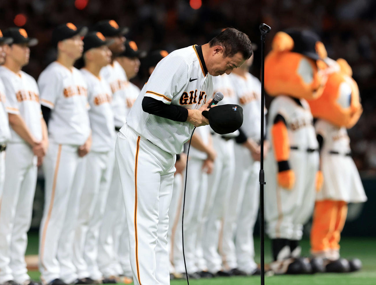 最終戦セレモニーで、ファンに頭を下げる巨人原監督（撮影・浅見桂子）