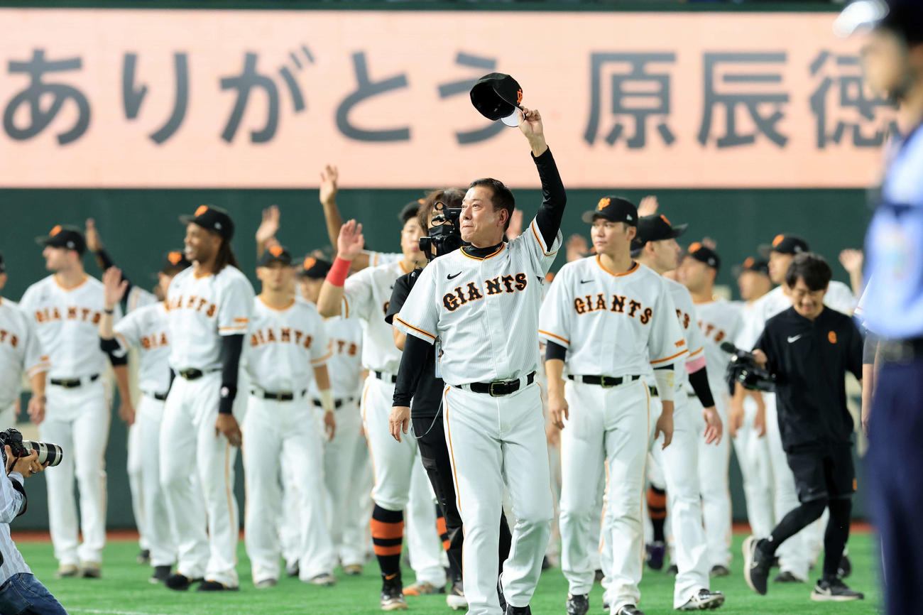 巨人対DeNA　最終戦セレモニーで「ありがとう原辰徳監督」の文字の中、大声援の右翼スタンドのファンに手を振り場内1周する巨人原監督（中央）ら（撮影・浅見桂子）