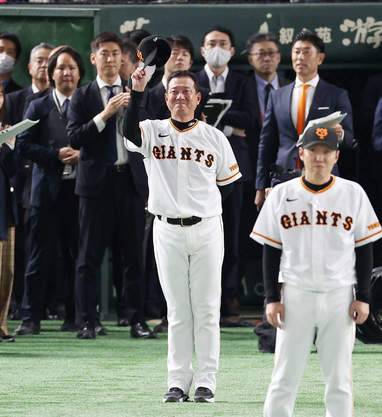 最終戦セレモニーで今季限りで退任する巨人原監督をたたえる映像を見終え、帽子を外し手を振る（撮影・宮地輝）