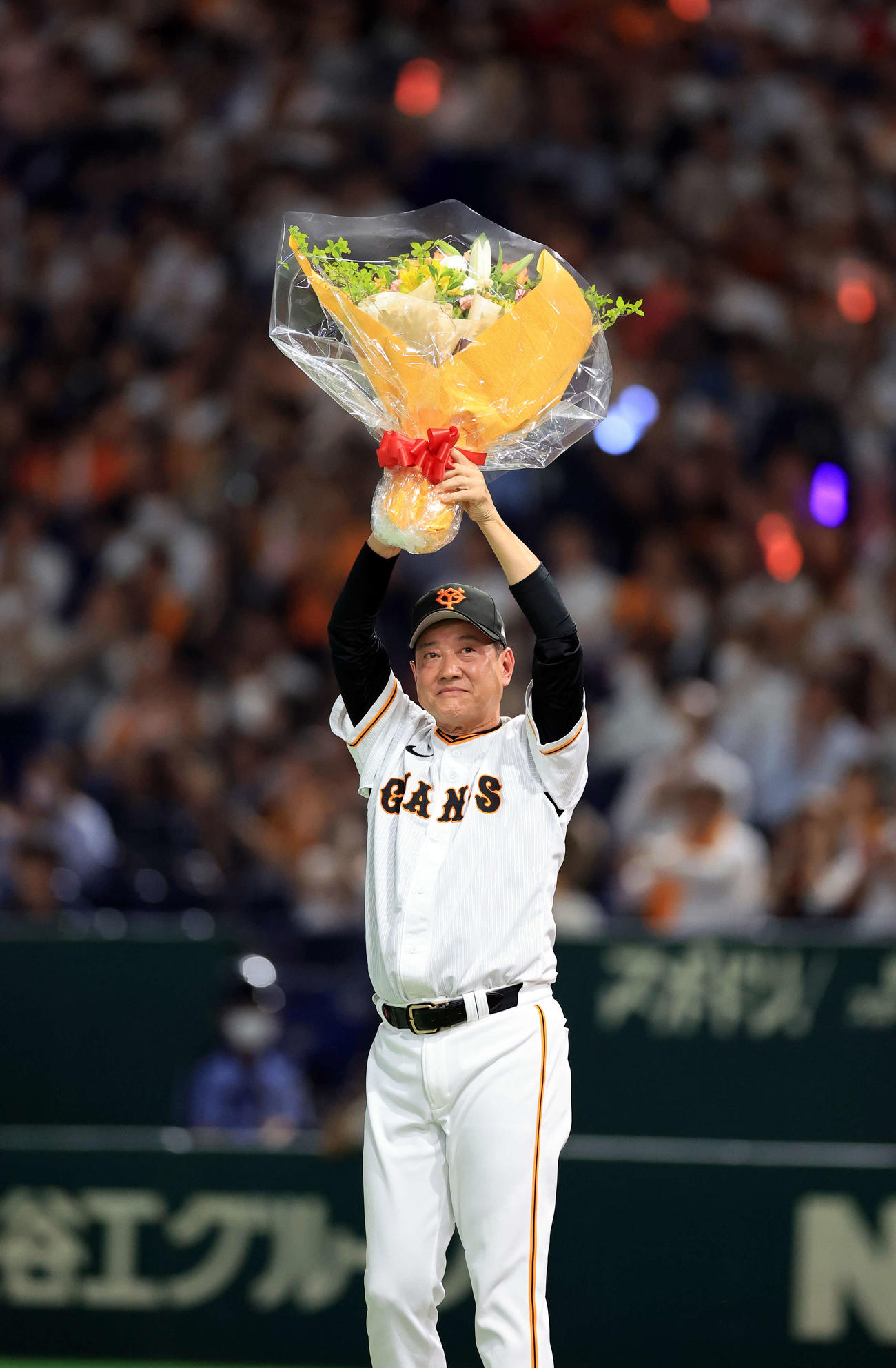 巨人対DeNA　最終戦セレモニーで辞任を表明し、花束を掲げる巨人原監督（撮影・浅見桂子）