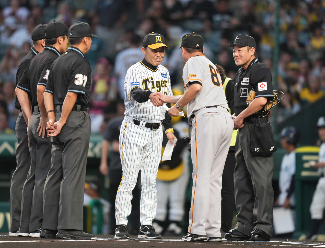9月14日試合前、握手を交わす岡田監督（左）と原監督