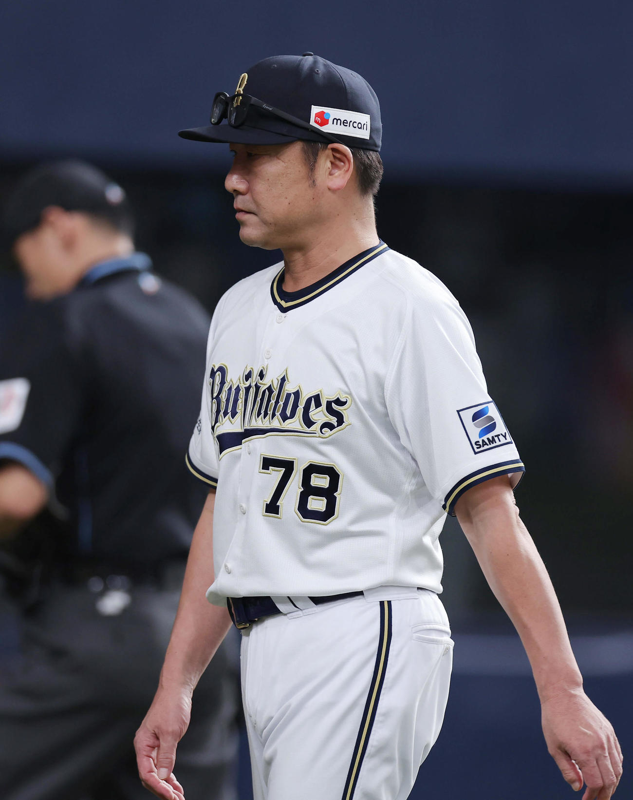 オリックス対ロッテ　7回表、投手交代を告げ厳しい表情でベンチへ戻るオリックス中嶋監督（撮影・前田充）