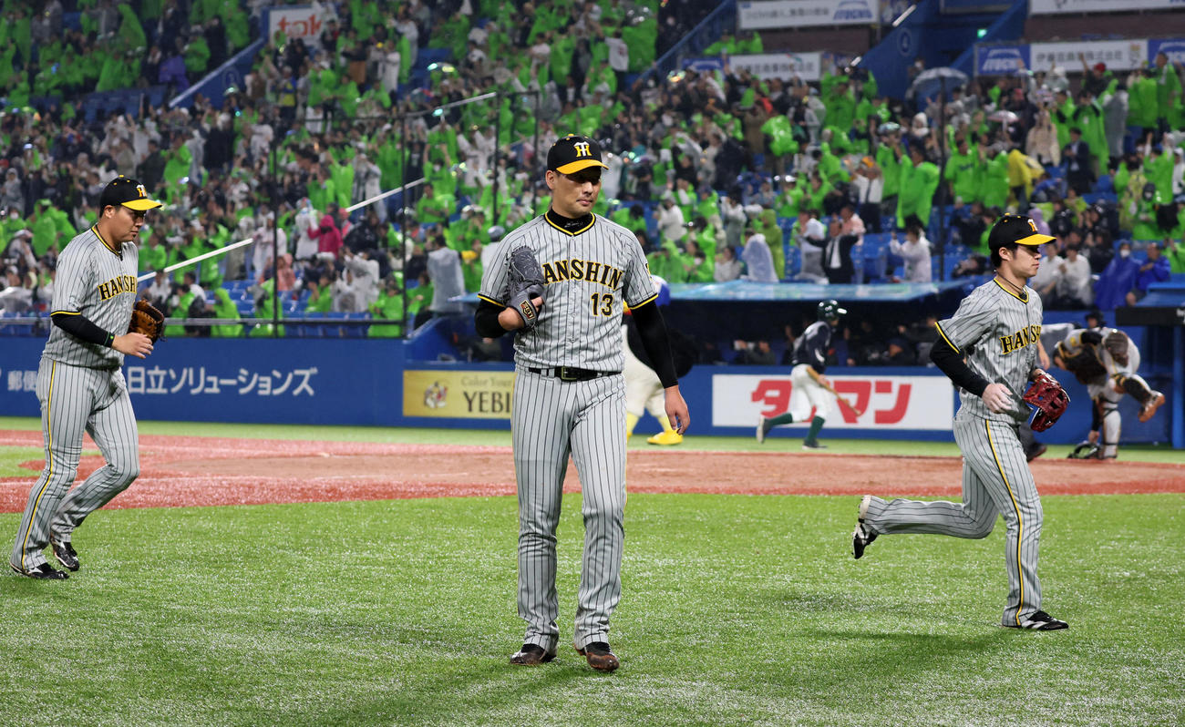 ヤクルト対阪神　9回裏ヤクルト1死一、三塁、山田にサヨナラ中犠飛を打たれベンチへ引き揚げる岩崎（撮影・加藤哉）
