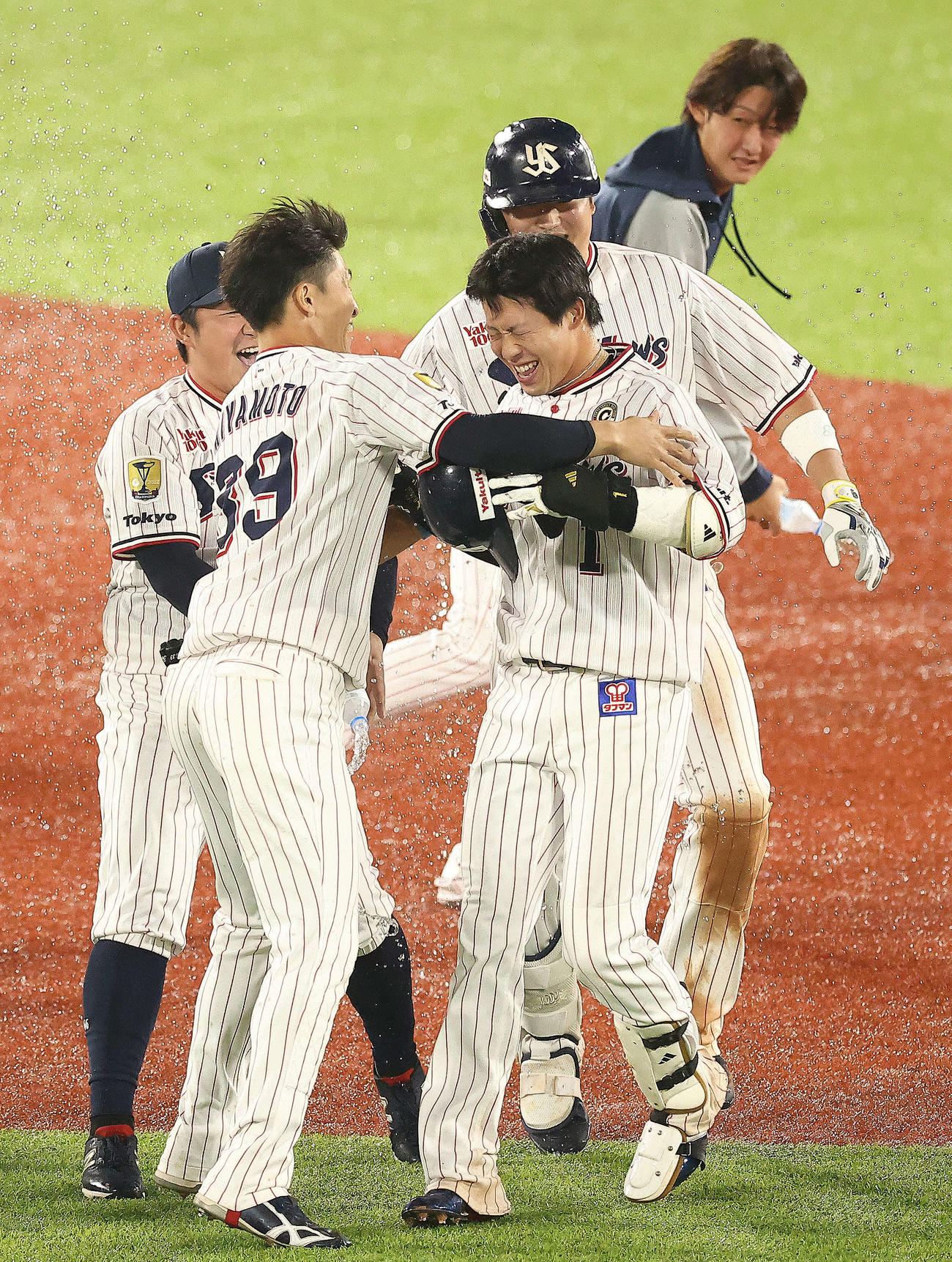 ヤクルト対阪神　サヨナラ勝利を決めた山田（右）はチームメートから手荒い祝福を受ける（撮影・河田真司）