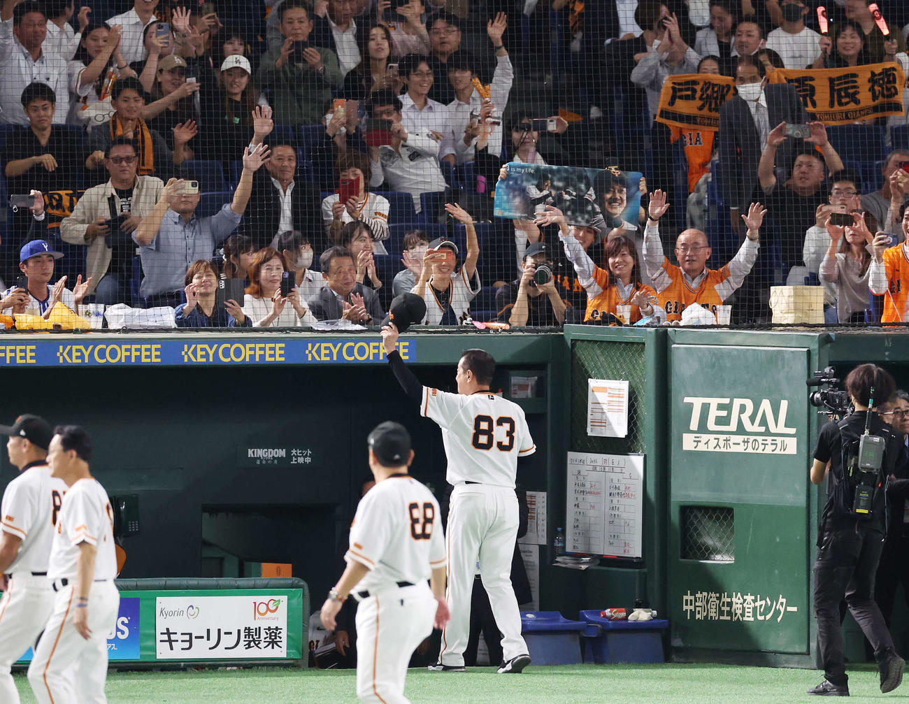 巨人対DeNA　今季最終戦を勝利で飾り、ファンの声援に応える巨人原監督（撮影・宮地輝）