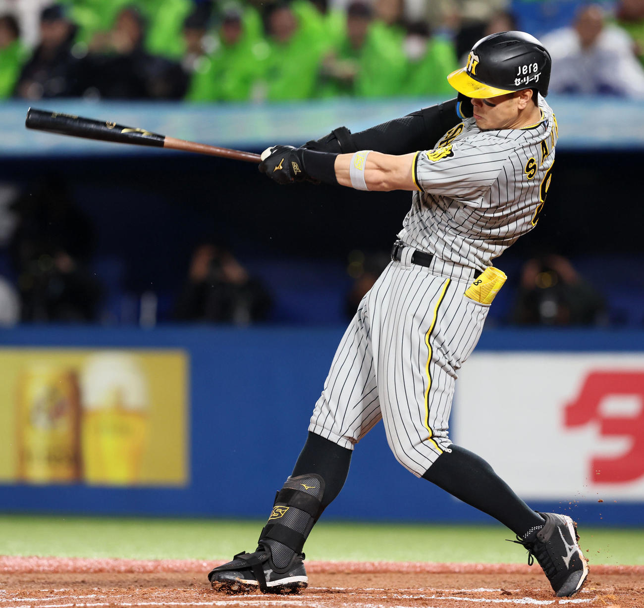 ヤクルト対阪神　6回表阪神1死一、三塁、佐藤輝は右犠飛を放つ（撮影・加藤哉）