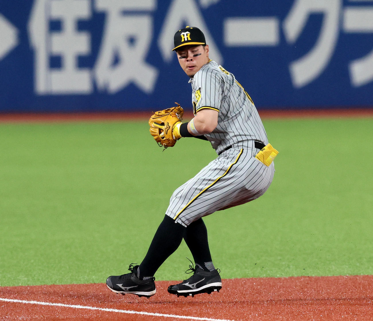 ヤクルト対阪神　1回裏ヤクルト無死、佐藤輝は塩見の打球を捕球する（撮影・加藤哉）