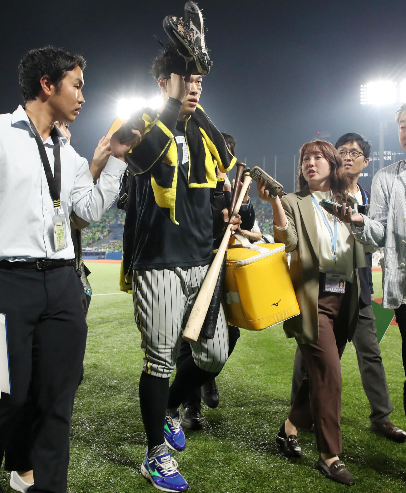ヤクルト対阪神　試合を終え引き揚げる佐藤輝（撮影・加藤哉）