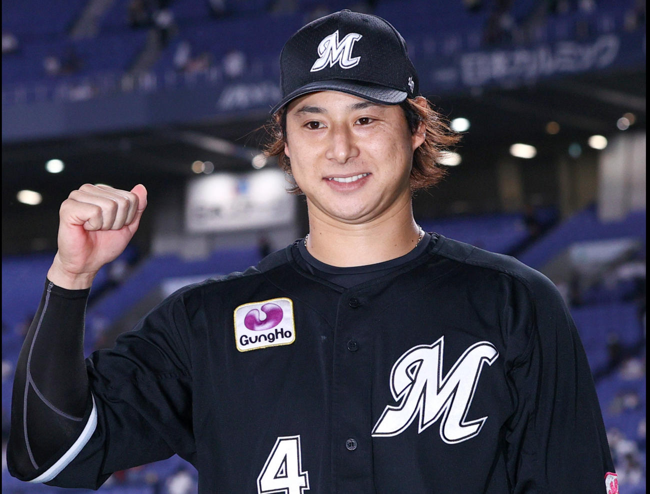 オリックス対ロッテ　ヒーローインタビュー後、笑顔で記念撮影するロッテ藤岡（撮影・上山淳一）
