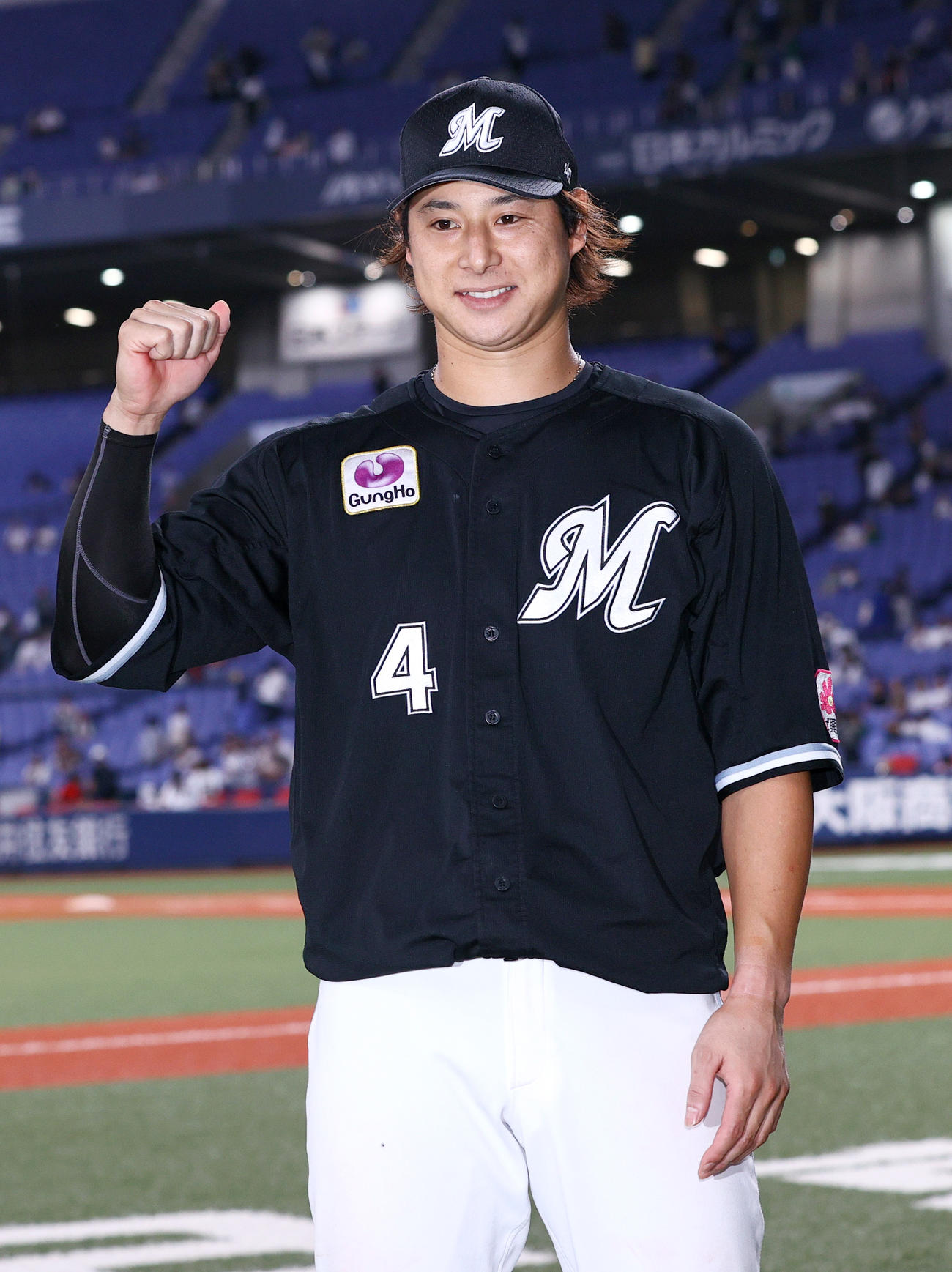 オリックス対ロッテ　ヒーローインタビュー後、笑顔で記念撮影するロッテ藤岡（撮影・上山淳一）
