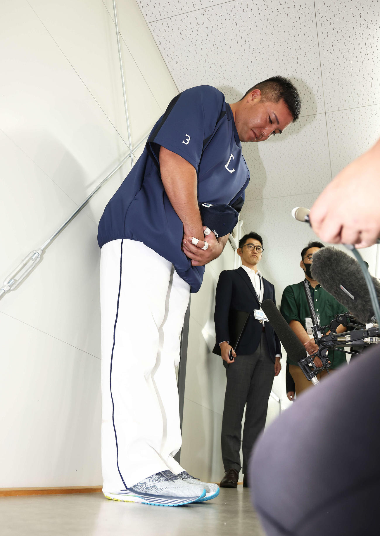 深々と頭を下げる西武山川（撮影・河田真司）